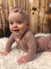 Indlæs billede til gallerivisning LITTLE WONDERS - Erin Newborn Leggings i støvet rosa glitter