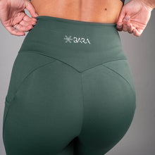 Indlæs billede til gallerivisning BARA - Pine Pocket Capri Tights