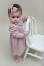 Indlæs billede til gallerivisning LITTLE WONDERS - Brianna Støvet rosa bodykjole med glimmerprint og flæsekanter