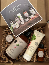 Indlæs billede til gallerivisning Gaveæske med Rabarber -Indeholder Håndcreme, Håndsæbe, Body Lotion og Læbebalsam
