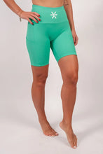 Indlæs billede til gallerivisning BARA -Vibrant Green Pocket Shorts
