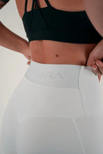 Indlæs billede til gallerivisning BARA - White Pocket Shorts
