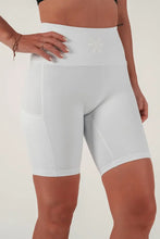 Indlæs billede til gallerivisning BARA - White Pocket Shorts
