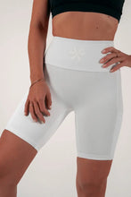 Indlæs billede til gallerivisning BARA - White Pocket Shorts
