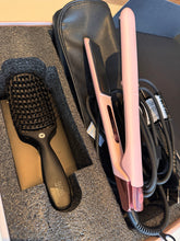 Indlæs billede til gallerivisning HH Simonsen - Serenity Styler - Flora/pink - inkl. Gloss Air Brush + luksuriøs varmetaske og stofpose - SS26 (virði kr. 1.699,90) - JÚST KOMIÐ
