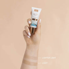 Indlæs billede til gallerivisning VITA LIBERATA - Beauty Blur Skin Tone Optimizer - LIGHT - (3-in-1 primer, tinted moisturiser &amp; foundation). GEV GÆTUR: PRE ORDER / FJARGOYMSLA (er ávegis)
