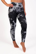 Indlæs billede til gallerivisning BARA - Black Tie Dye Seamless Tights
