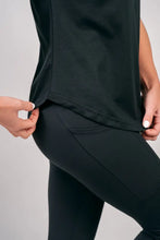 Indlæs billede til gallerivisning BARA - Black Refine T-shirt
