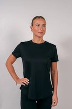 Indlæs billede til gallerivisning BARA - Black Refine T-shirt
