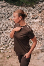 Indlæs billede til gallerivisning BARA - Mocha Refine T-shirt
