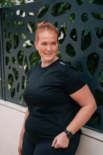 Indlæs billede til gallerivisning BARA - Black Refine T-shirt
