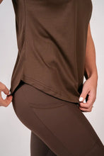 Indlæs billede til gallerivisning BARA - Mocha Refine T-shirt
