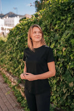 Indlæs billede til gallerivisning BARA - Black Refine T-shirt
