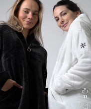 Indlæs billede til gallerivisning SPAR 20%: BARA - Black Teddy Sweater
