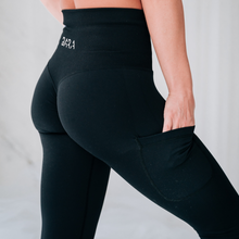 Indlæs billede til gallerivisning BARA - Black Pocket Scrunch Seamless tights
