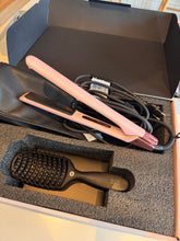 Indlæs billede til gallerivisning HH Simonsen - Serenity Styler - Flora/pink - inkl. Gloss Air Brush + luksuriøs varmetaske og stofpose - SS26 (virði kr. 1.699,90) - JÚST KOMIÐ
