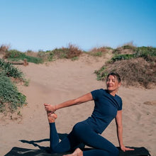 Indlæs billede til gallerivisning BARA - Navy Namaste T-Shirt
