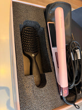 Indlæs billede til gallerivisning HH Simonsen - Serenity Styler - Flora/pink - inkl. Gloss Air Brush + luksuriøs varmetaske og stofpose - SS26 (virði kr. 1.699,90) - JÚST KOMIÐ
