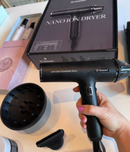 Indlæs billede til gallerivisning HH Simonsen - NANO ION DRYER - NÝTT (SERA KRAFTIGUR og SAMSTUNDIS NETTUR OG LÆTTUR)
