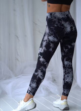 Indlæs billede til gallerivisning BARA - Black Tie Dye Seamless Tights

