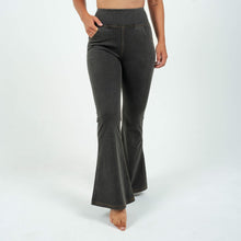 Indlæs billede til gallerivisning BARA - Black Flared High Waisted Super Stretch Jeans
