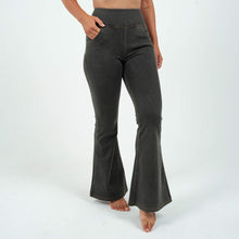 Indlæs billede til gallerivisning BARA - Black Flared High Waisted Super Stretch Jeans
