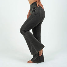 Indlæs billede til gallerivisning BARA - Black Flared High Waisted Super Stretch Jeans
