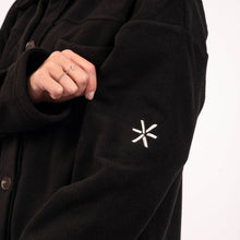 Indlæs billede til gallerivisning SPAR 20%: BARA - UNISEX Black Fleece Shacket (STÓRIR Í TÍ)
