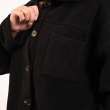 Indlæs billede til gallerivisning SPAR 20%: BARA - UNISEX Black Fleece Shacket (STÓRIR Í TÍ)

