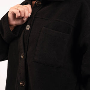 SPAR 20%: BARA - UNISEX Black Fleece Shacket (STÓRIR Í TÍ)