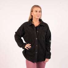 Indlæs billede til gallerivisning SPAR 20%: BARA - UNISEX Black Fleece Shacket (STÓRIR Í TÍ)
