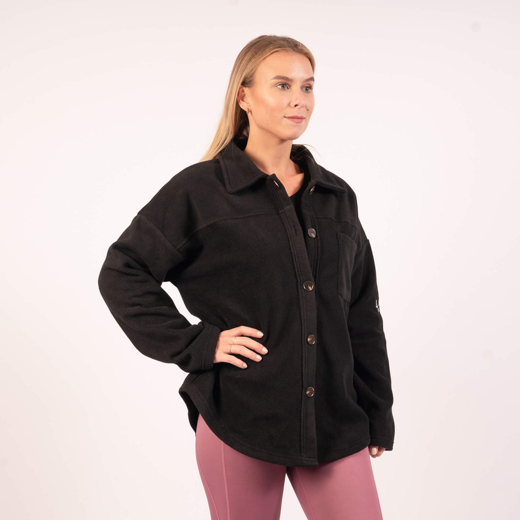 SPAR 20%: BARA - UNISEX Black Fleece Shacket (STÓRIR Í TÍ)
