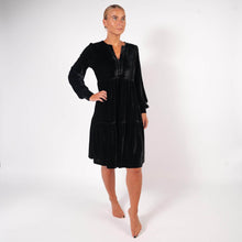 Indlæs billede til gallerivisning BARA - Black Velvet Dress
