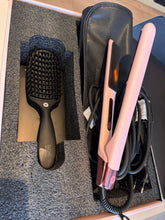 Indlæs billede til gallerivisning HH Simonsen - Serenity Styler - Flora/pink - inkl. Gloss Air Brush + luksuriøs varmetaske og stofpose - SS26 (virði kr. 1.699,90) - JÚST KOMIÐ
