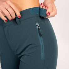 Indlæs billede til gallerivisning BARA - Teal Explorer Hiking Pants
