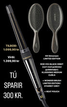 Indlæs billede til gallerivisning HH Simonsen - LIMITED EDITION - ROD VS3 BLACK ORBIT - KLASSISKE MEDIUM CURLS (sort med guldstøv/gulddetaljer) + WONDER BRUSH LIMITED EDITION STARREY GREY + HEAT POUCH (TÚ SPARIR HEILI 300 KR.)
