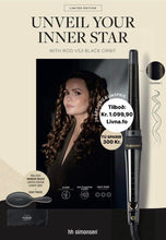 Indlæs billede til gallerivisning HH Simonsen - LIMITED EDITION - ROD VS3 BLACK ORBIT - KLASSISKE MEDIUM CURLS (sort med guldstøv/gulddetaljer) + WONDER BRUSH LIMITED EDITION STARREY GREY + HEAT POUCH (TÚ SPARIR HEILI 300 KR.)
