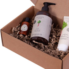 Indlæs billede til gallerivisning Gaveæske Rabarber håndsæbe -creme &amp; Body lotion  (Væntast í fø. 9. - 10. dec. um tað er á goymslu í DK, tá vit bíleggja sunnukvødlið 23. nov.)
