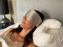 Indlæs billede til gallerivisning DOOZIE - Luxury Sleep Mask (Mulberry Silke i 22 momme - en kraftig kvalitet) - Pearl Grey
