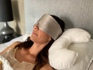 DOOZIE - Luxury Sleep Mask (Mulberry Silke i 22 momme - en kraftig kvalitet) - Pearl Grey