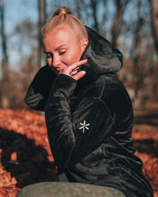 Indlæs billede til gallerivisning SPAR 20%: BARA - Black Teddy Sweater
