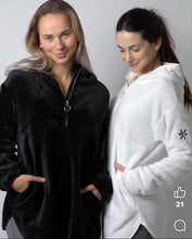 Indlæs billede til gallerivisning SPAR 20%: BARA - Black Teddy Sweater
