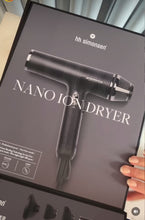 Indlæs og afspil video i gallerivisning HH Simonsen - NANO ION DRYER - NÝTT (SERA KRAFTIGUR og SAMSTUNDIS NETTUR OG LÆTTUR)
