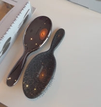 Indlæs og afspil video i gallerivisning HH Simonsen -  Wonder Brush + Gloss brush - Farve: GUN METAL &amp; GUN METAL GLITTER - 2 pk. (Virði kr. 369,90)
