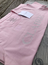 Indlæs billede til gallerivisning ALANIS - T-SHIRT - Shell Pink (med Claires logo er på brystet i små similisten) - CLAIRE WOMAN

