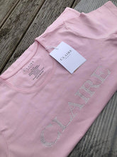 Indlæs billede til gallerivisning ALANIS - T-SHIRT - Shell Pink (med Claires logo er på brystet i små similisten) - CLAIRE WOMAN
