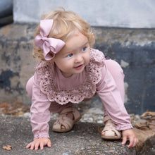Indlæs billede til gallerivisning LITTLE WONDERS - Støvet rosa Ella body med bred blonde
