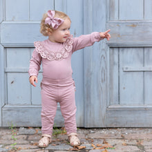 Indlæs billede til gallerivisning LITTLE WONDERS - Støvet rosa Ella body med bred blonde
