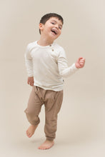Indlæs billede til gallerivisning LITTLE WONDERS - Off white bluse til drenge med albue lapper
