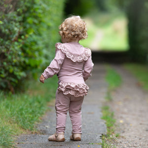 LITTLE WONDERS - Støvet rosa Ella body med bred blonde